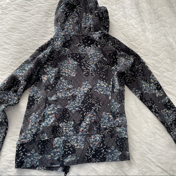 Lululemon coat - Picture 3 of 4